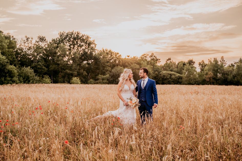 Romantische trouwfoto's Kempen spontane huwelijksfoto's door de trouwfotograaf in de Kempen