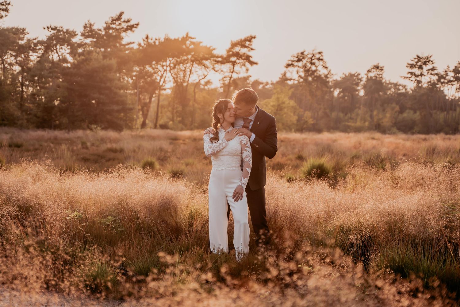 Trouwfoto's in een warme romantische stijl door de huwelijksfotograaf in de buurt van Mol?